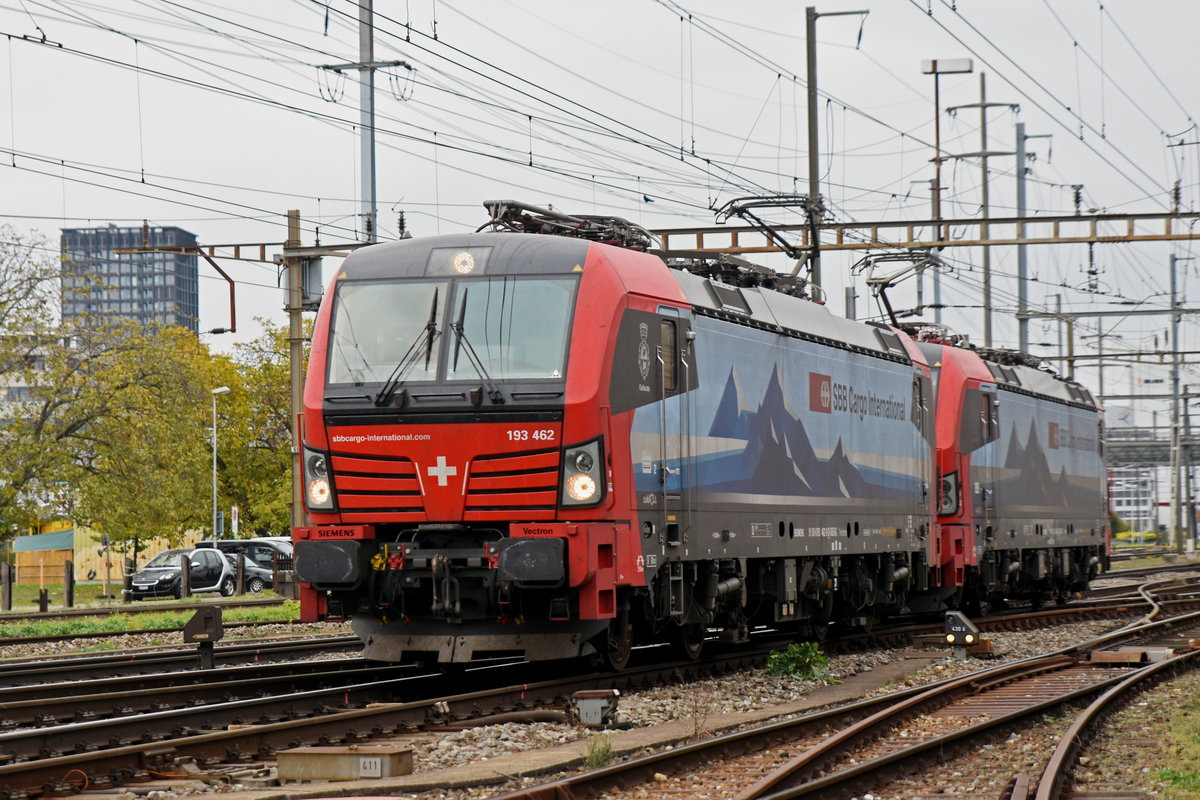 Doppeltraktion, mit den Siemens Vectron 193 462-9 und 193 466-0, durchfährt den Bahnhof Pratteln. Die Aufnahme stammt vom 29.10.2018.