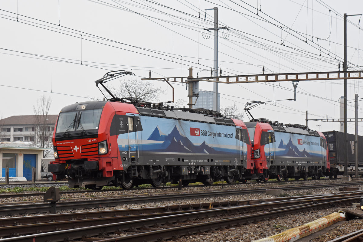 Doppeltraktion, mit den Siemens Vectron 193 475-1 und 193 478-5, durchfährt den Bahnhof Pratteln. Die Aufnahme stammt vom 24.01.2019.