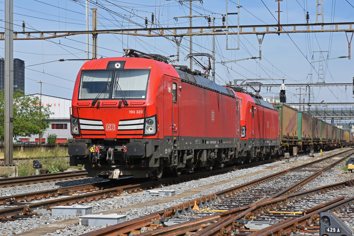 Doppeltraktion, mit den Siemens Vectron 193 323-3 und 193 338-1 durchfährt den Bahnhof Pratteln. Die Aufnahme stammt vom 22.07.2019.