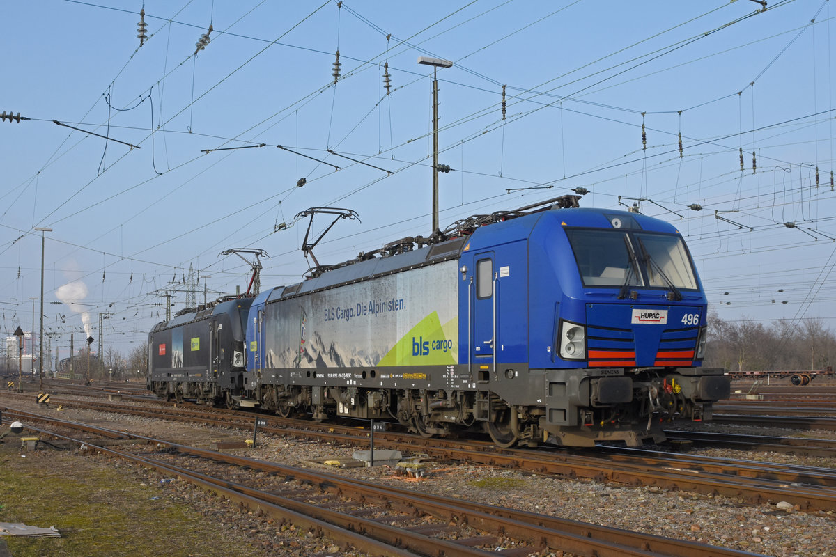 Doppeltraktion, mit den Siemens Vectron 193 496-7 und 193 713-5 wird in der Abstellanlage beim badischen Bahnhof abgestellt. Die Aufnahme stammt vom 22.01.2020.