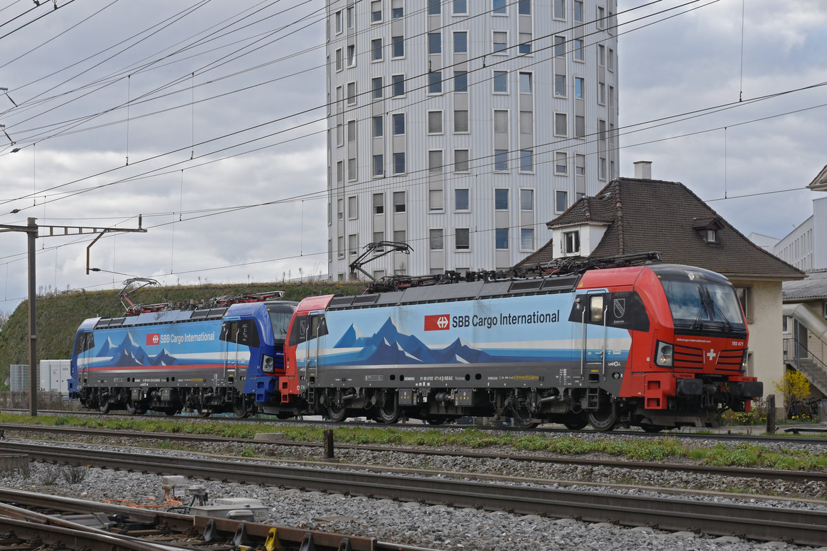 Doppeltraktion, mit den Siemens Vectron 193 471-0 und 193 519-6 durchfährt den Bahnhof Pratteln. Die Aufnahme stammt vom 03.03.2020.
