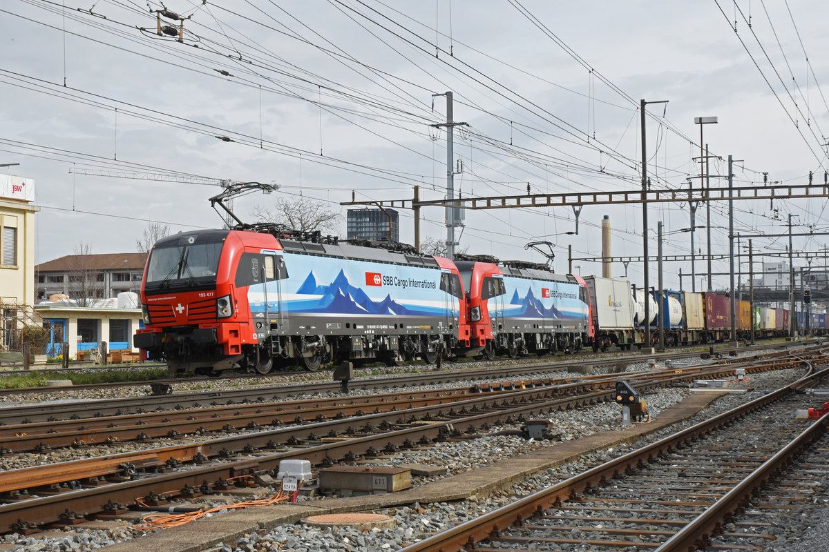 Doppeltraktion, mit den Siemens Vectron 193 477-7 und 193 469-4 durchfährt den Bahnhof Pratteln. Die Aufnahme stammt vom 29.02.2020.