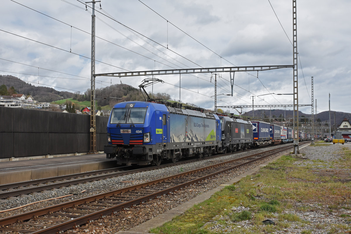 Doppeltraktion, mit den Siemens Vectron 193 494-2 und 193 716-8, durchfährt den Bahnhof Gelterkinden. Die Aufnahme stammt vom 11.03.2020.