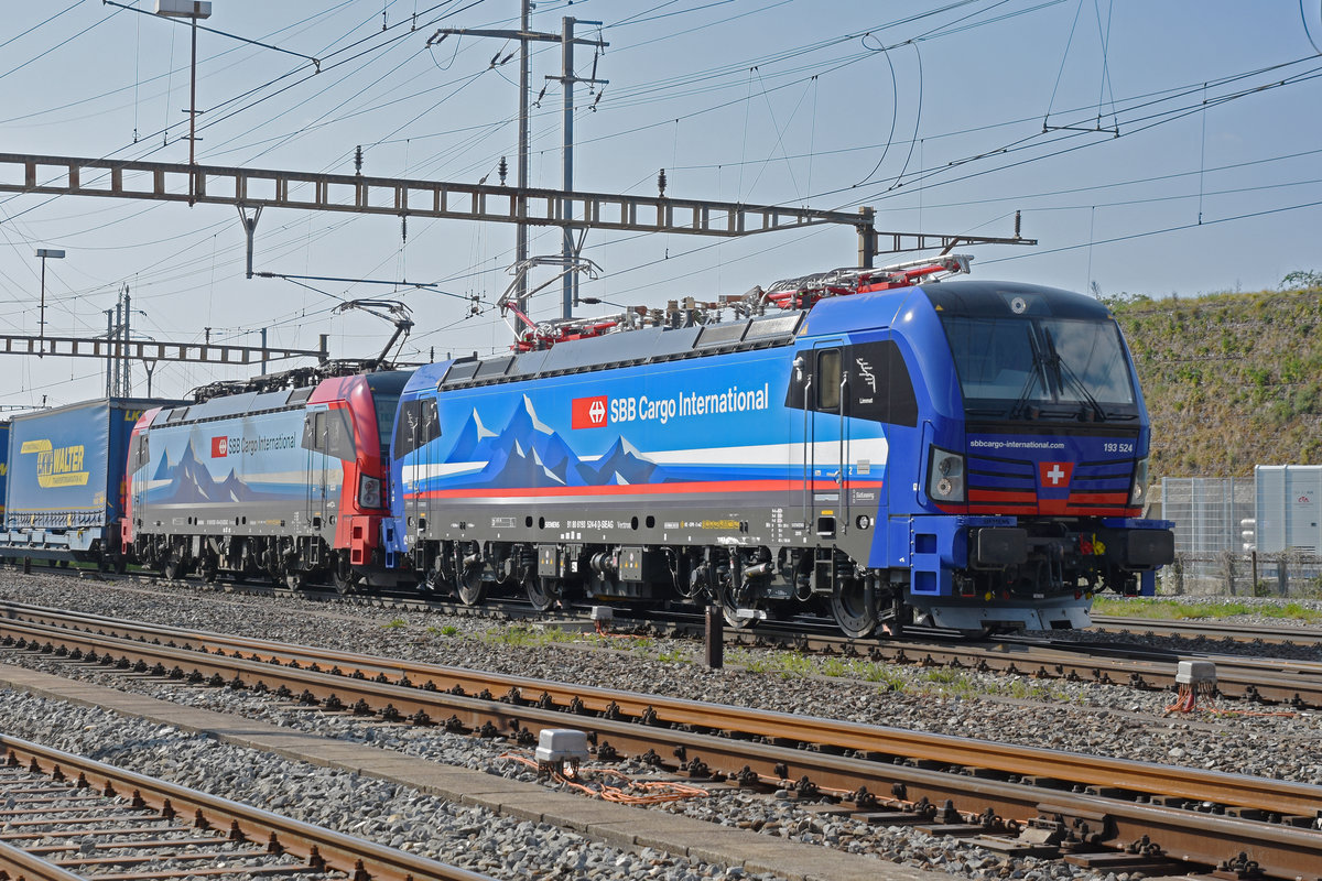 Doppeltraktion, mit den Siemens Vectron 193 524-6 und 193 474-4 durchfährt den Bahnhof Pratteln. Die Aufnahme stammt vom 09.04.2020.