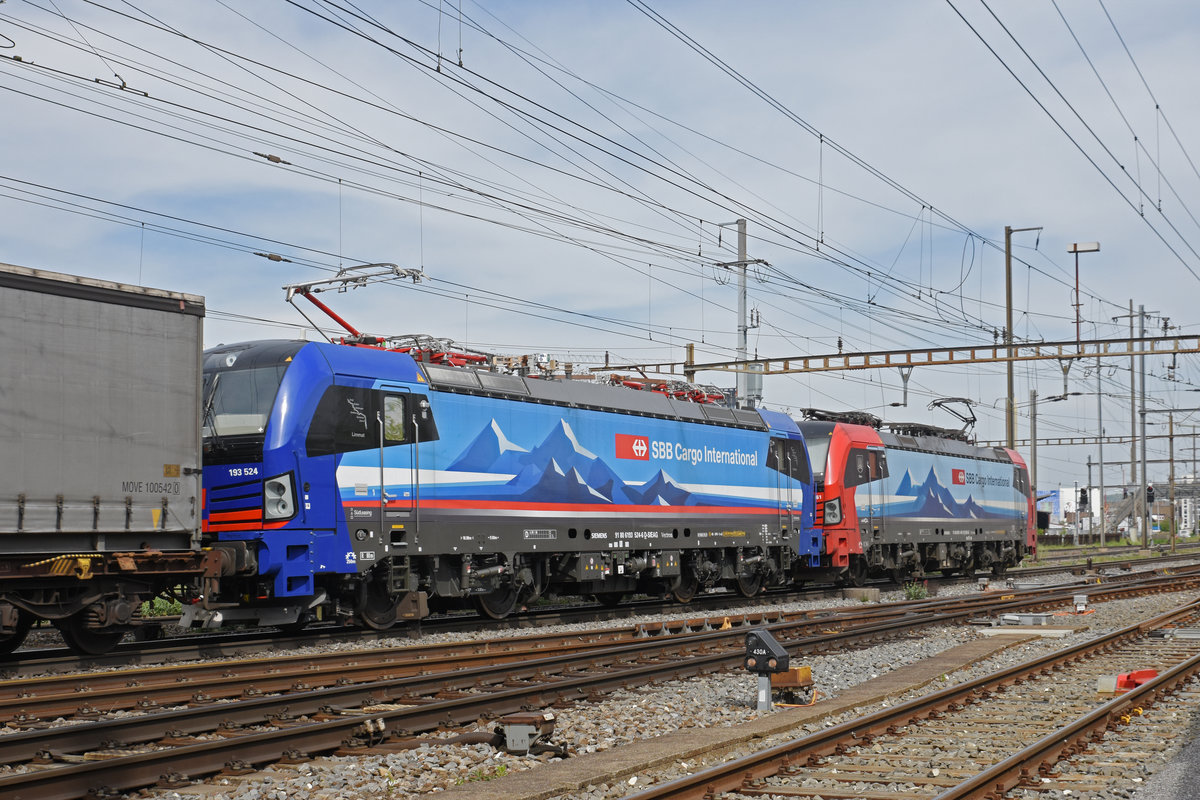Doppeltraktion, mit den Siemens Vectron 193 461-1 und 193 524-6, durchfährt den Bahnhof Pratteln. Die Aufnahme stammt vom 21.04.2020.