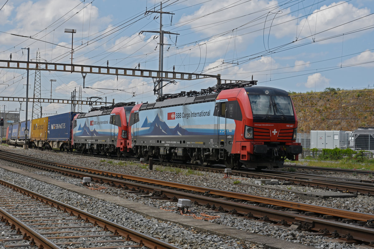Doppeltraktion, mit den Siemens Vectron 193 467-8 und 193 470-2 durchfährt den Bahnhof Pratteln. Die Aufnahme stammt vom 27.04.2020.