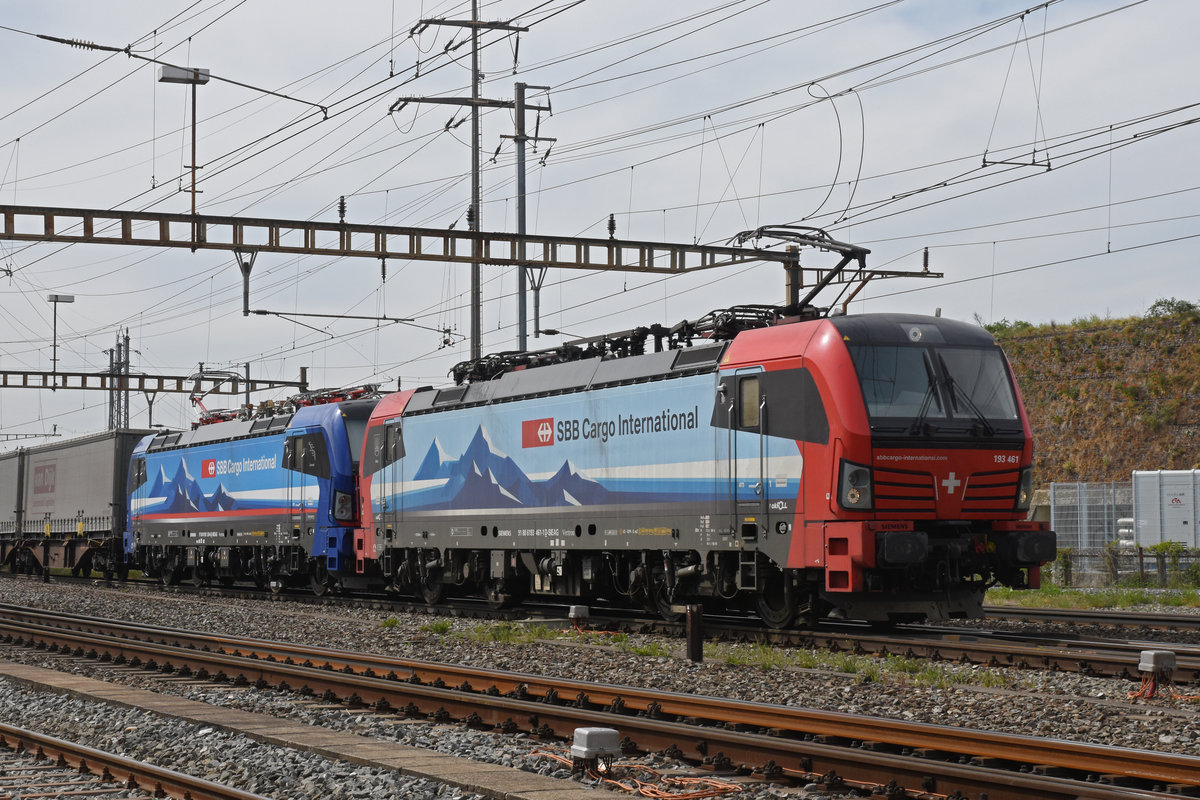 Doppeltraktion, mit den Siemens Vectron 193 461-1 und 193 524-5, durchfährt den Bahnhof Pratteln. Die Aufnahme stammt vom 21.04.2020.