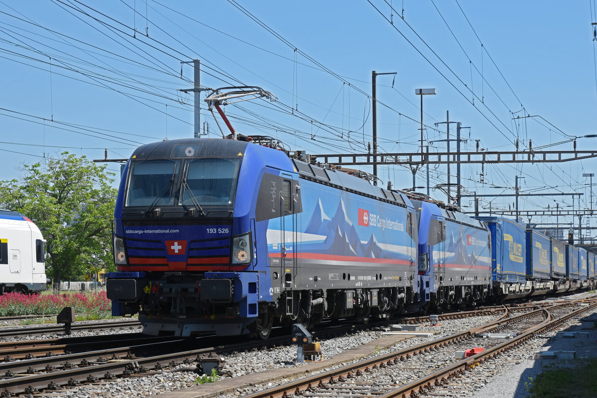 Doppeltraktion, mit den Siemens Vectron 193 526-1 und 193 521-2, durchfährt den Bahnhof Pratteln. Die Aufnahme stammt vom 18.05.2020.