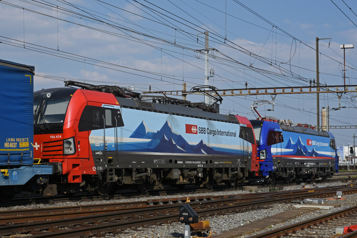 Doppeltraktion, mit den Siemens Vectron 193 524-6 und 193 474-4 durchfährt den Bahnhof Pratteln. Die Aufnahme stammt vom 09.04.2020.