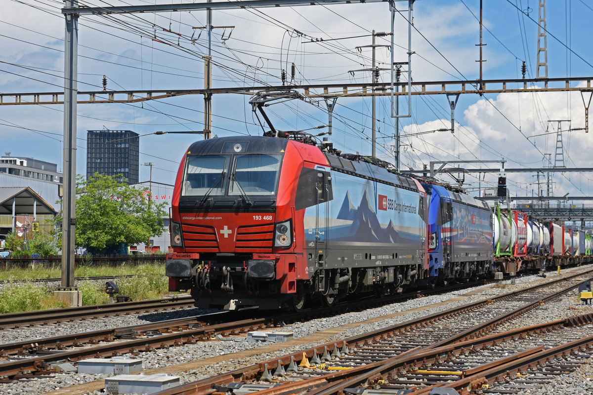 Doppeltraktion, mit den Siemens Vectron 193 468-6 und 193 525-3 durchfährt den Bahnhof Pratteln. Die Aufnahme stammt vom 26.06.2020.