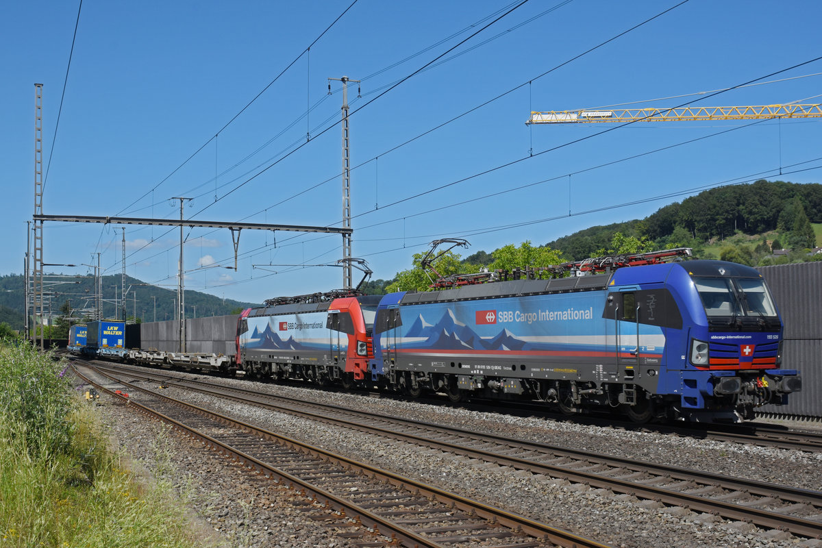 Doppeltraktion, mit den Siemens Vectron 193 526-1 und 193 468-6 durchfährt den Bahnhof Gelterkinden. Die Aufnahme stammt vom 07.07.2020.
