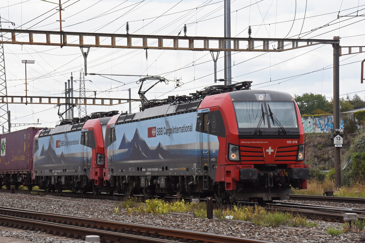 Doppeltraktion, mit den Siemens Vectron 193 476-9 und 193 468-6 durchfährt den Bahnhof Pratteln. Die Aufnahme stammt vom 07.09.2020.