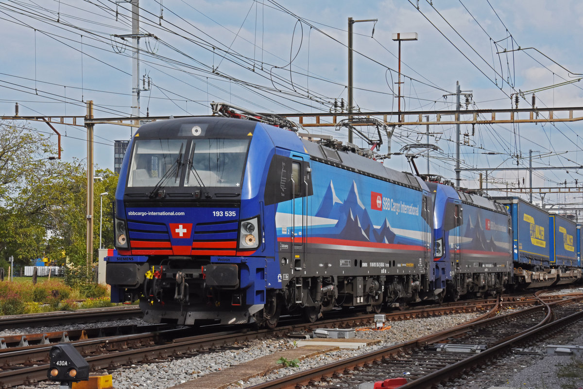 Doppeltraktion, mit den Siemens Vectron 193 535-2 und 193 523-8, durchfährt den Bahnhof Pratteln. Die Aufnahme stammt vom 22.09.2020.