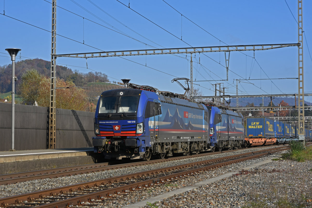 Doppeltraktion, mit den Siemens Vectron 193 519-6 und 193 524-6 durchfährt den Bahnhof Gelterkinden. Die Aufnahme stammt vom 11.11.2020.