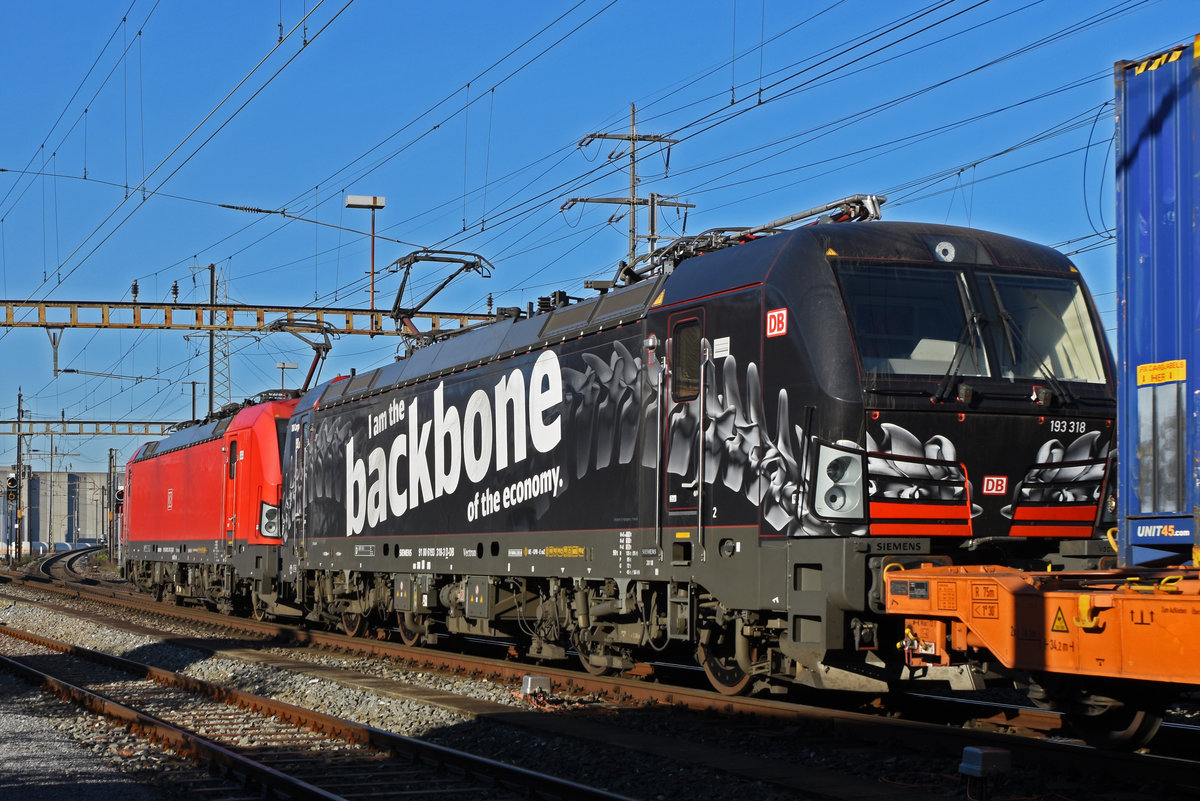 Doppeltraktion, mit den Siemens Vectron 193 348-0 und 193 318-3 durchfährt den Bahnhof Pratteln. Die Aufnahme stammt vom 18.11.2020.