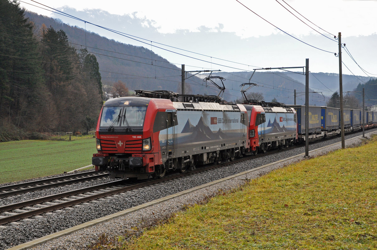 Doppeltraktion, mit den Siemens Vectron 193 468-6 und 193 476-9 fährt Richtung Bahnhof Gelterkinden. Die Aufnahme stammt vom 19.12.2020.