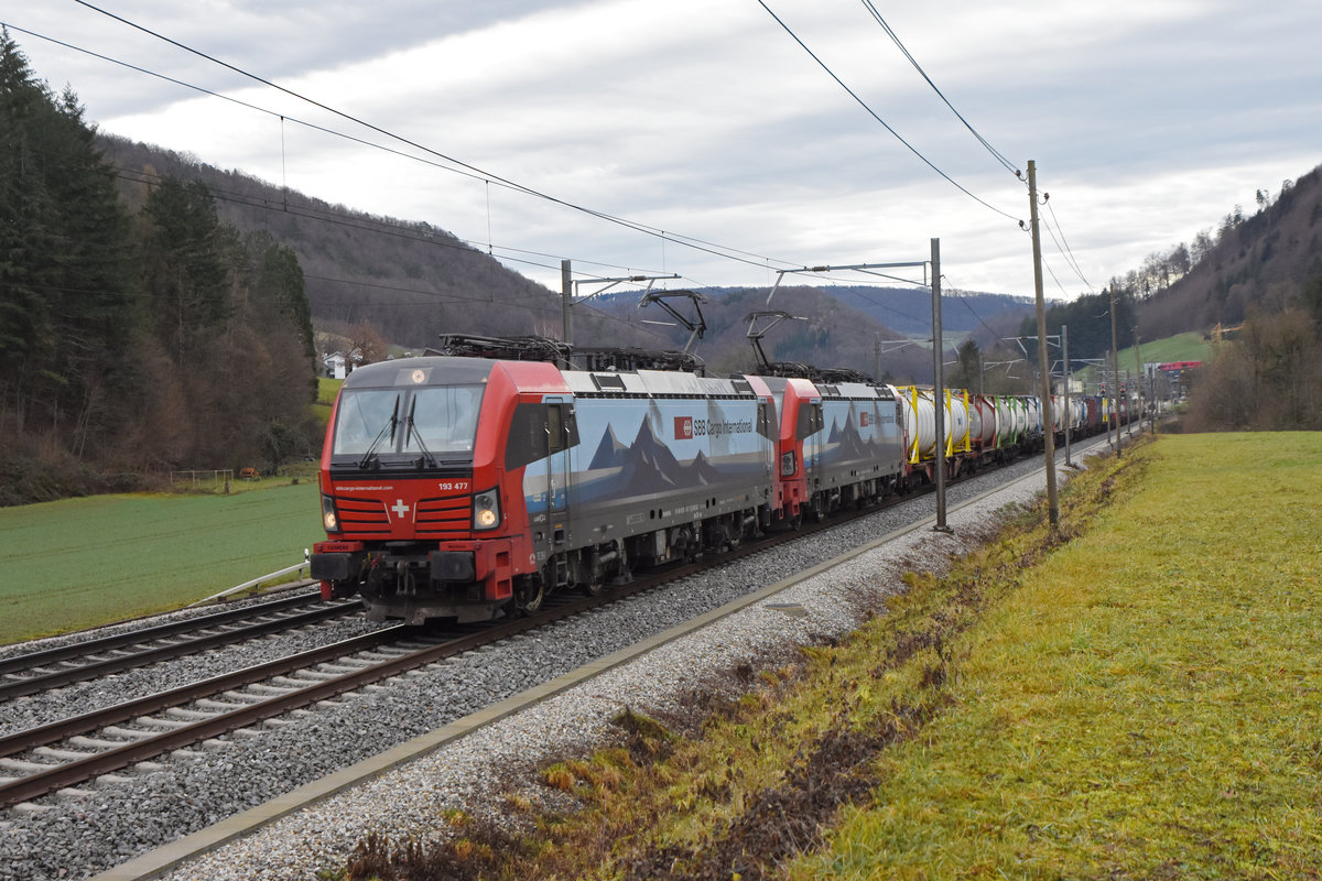 Doppeltraktion, mit den Siemens Vectron 193 477-7 und 193 474-4 fährt Richtung Bahnhof Gelterkinden. Die Aufnahme stammt vom 23.12.2020.