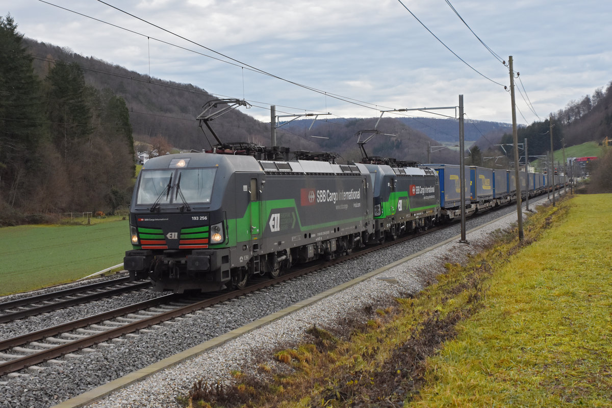 Doppeltraktion, mit den Siemens Vectron 193 256-5 und 193 257-3, fährt Richtung Bahnhof Gelterkinden. Die Aufnahme stammt vom 23.12.2020.
