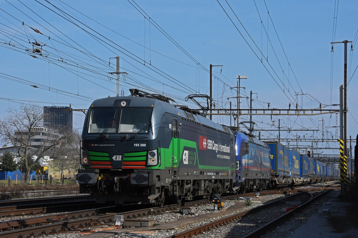 Doppeltraktion, mit den Siemens Vectron 193 260-7 und 193 534-5 durchfährt den Bahnhof Pratteln. Die Aufnahme stammt vom 10.03.2021.