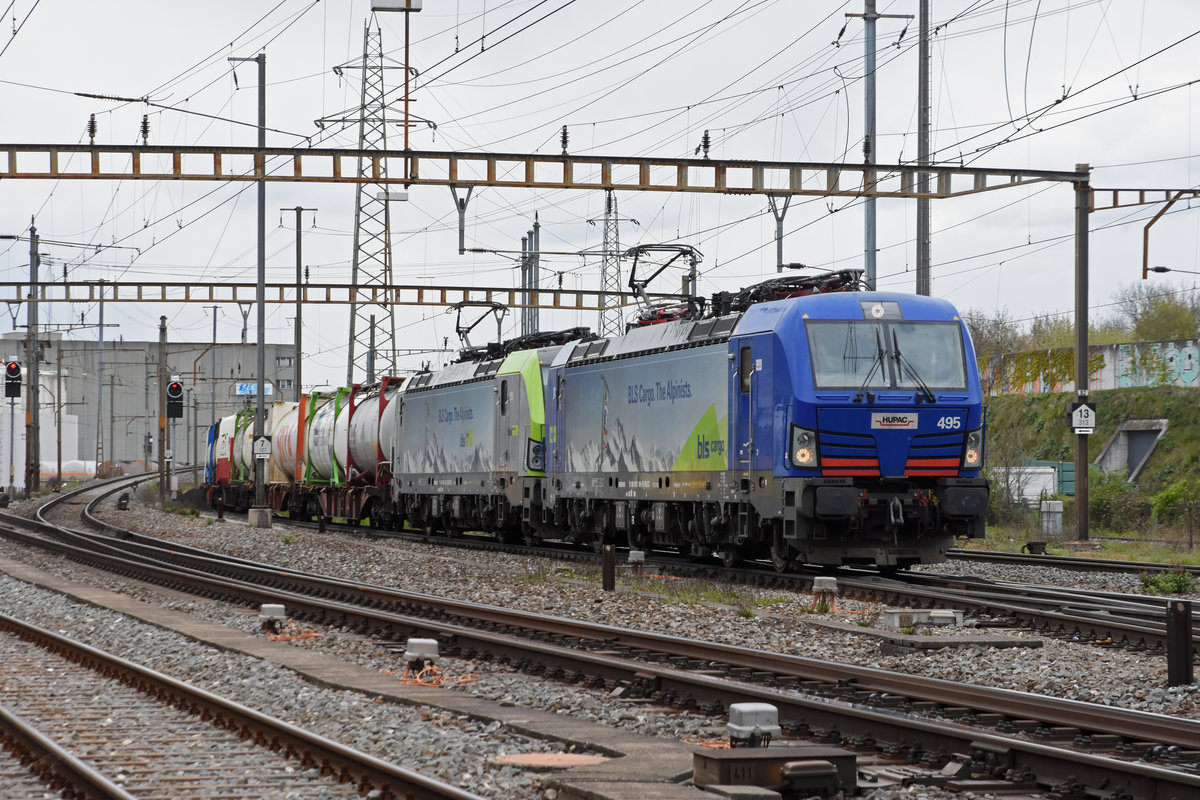 Doppeltraktion, mit den Siemens Vectron 193 495-9 und 475 403-2 der BLS durchfährt den Bahnhof Pratteln. Die Aufnahme stammt vom 14.04.2021.