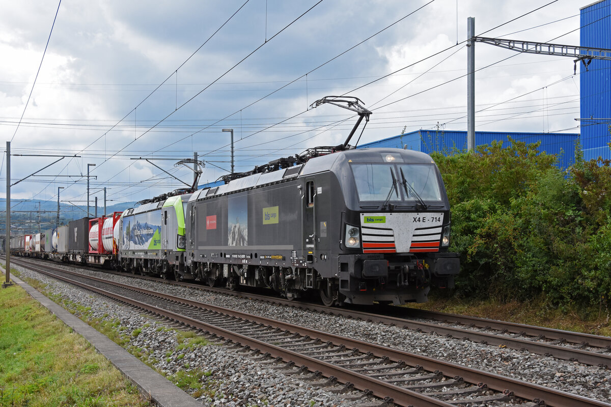 Doppeltraktion, mit den Siemens Vectron 193 714-3 und 475 421-4 fährt Richtung Bahnhof Itingen. Die Aufnahme stammt vom 28.08.2021.