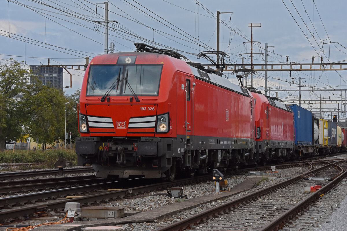 Doppeltraktion, mit den Siemens Vectron 193 326-6 und 193 306-8 der DB durchfährt den Bahnhof Pratteln. Die Aufnahme stammt vom 16.09.2021.