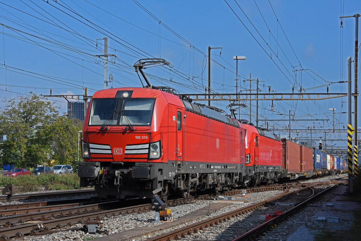 Doppeltraktion, mit den Siemens Vectron 193 339-9 und 193 306-8 der DB durchfährt den Bahnhof Pratteln. Die Aufnahme stammt vom 21.09.2021.