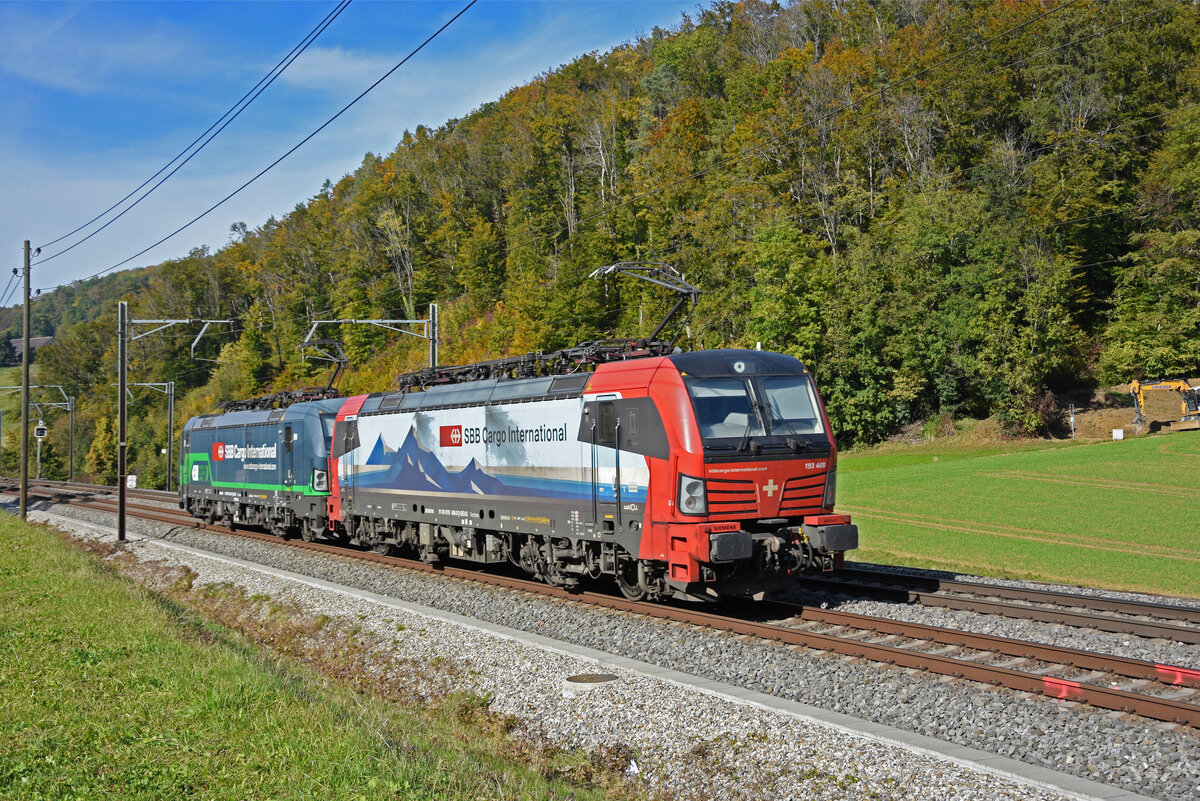 Doppeltraktion, mit den Siemens Vectron 193 258-1 und 193 468-6 fährt solo Richtung Bahnhof Gelterkinden. Die Aufnahme stammt vom 18.10.2021.