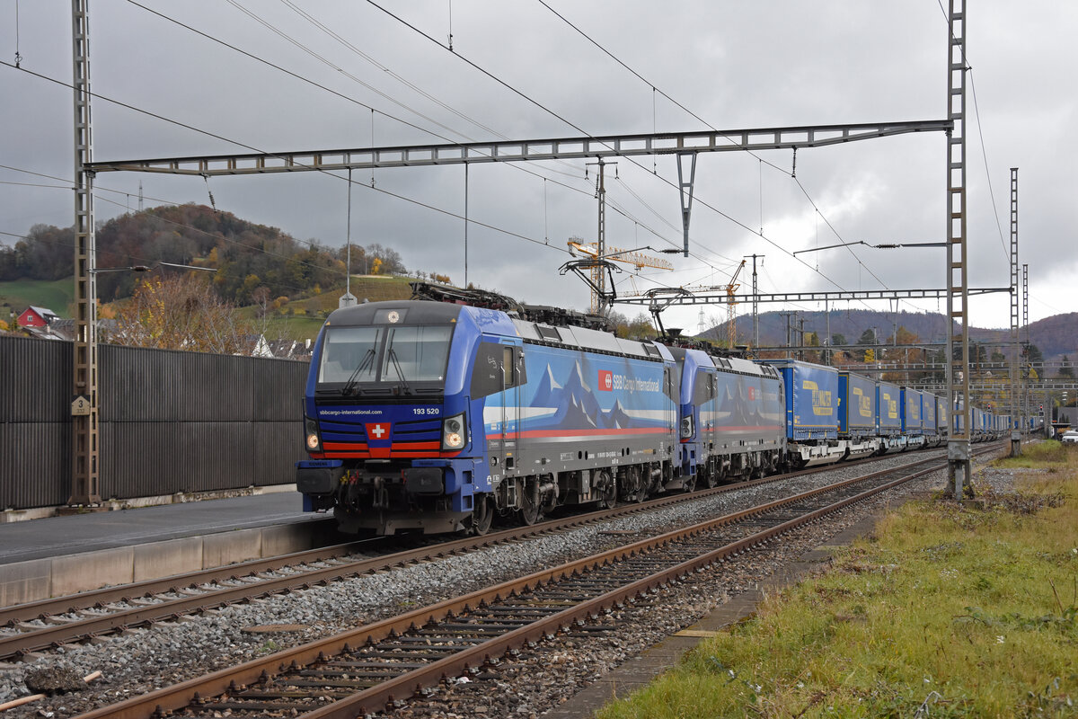 Doppeltraktion, mit den Siemens Vectron 193 520-4 und 193 534-5 durchfährt den Bahnhof Gelterkinden. Die Aufnahme stammt vom 05.11.2021.
