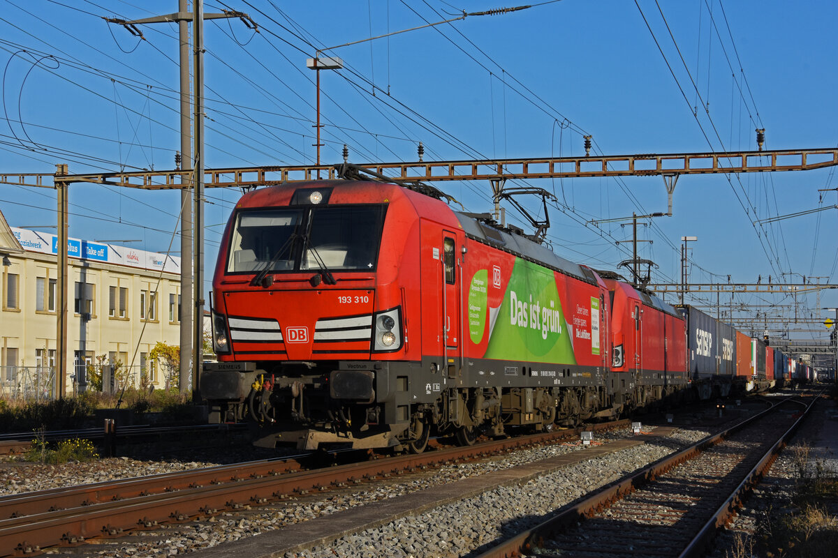 Doppeltraktion, mit den Siemens Vectron 193 310-0 und 193 304-3 der DB, durchfährt den Bahnhof Pratteln. Die Aufnahme stammt vom 09.11.2021.