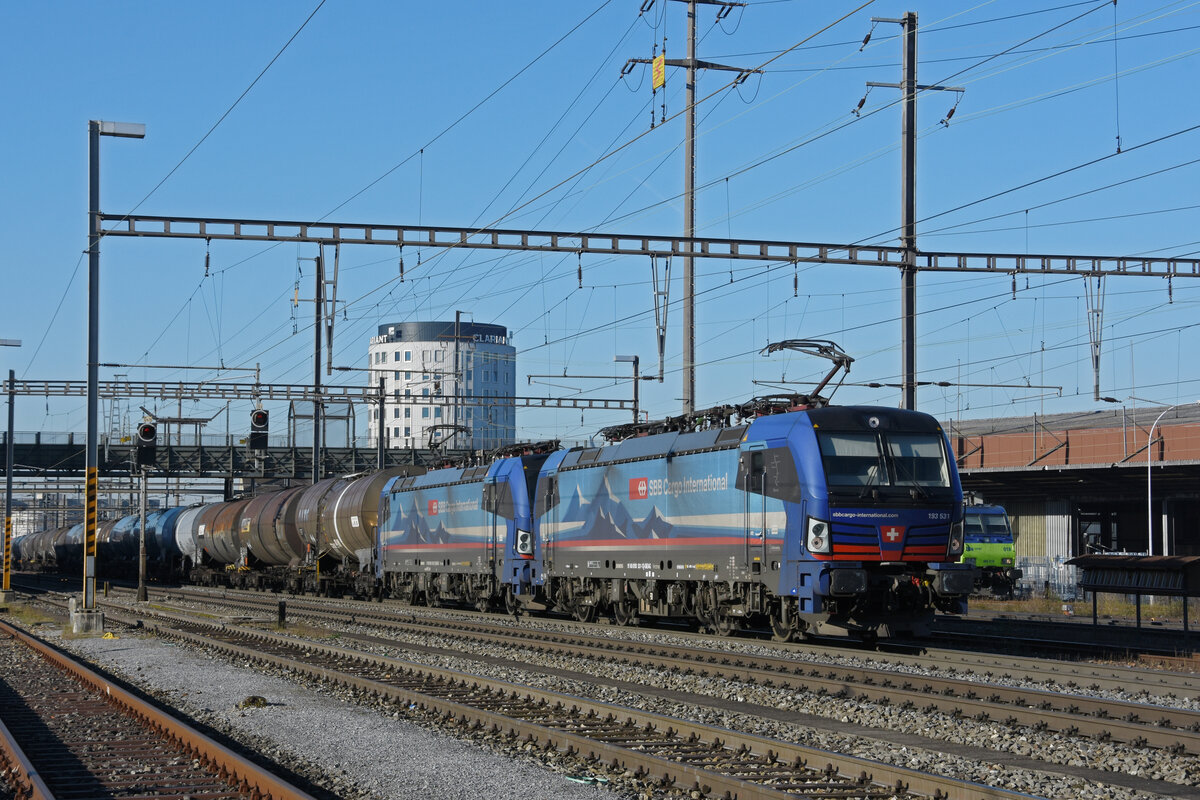 Doppeltraktion, mit den Siemens Vectron 193 531-1 und 193 528-7 durchfährt den Bahnhof Pratteln. Die Aufnahme stammt vom 13.12.2021.