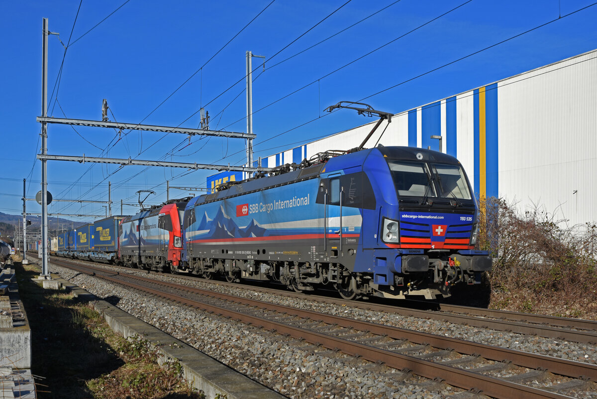 Doppeltraktion, mit den Siemens Vectron 193 535-2 und 193 465-2 fährt Richtung Bahnhof Itingen. Die Aufnahme stammt vom 08.02.2022.