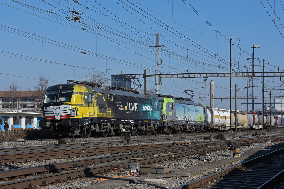 Doppeltraktion, mit den Siemens Vectron 193 717-6 und 475 413-1 durchfährt den Bahnhof Pratteln. Die Aufnahme stammt vom 03.03.2022.