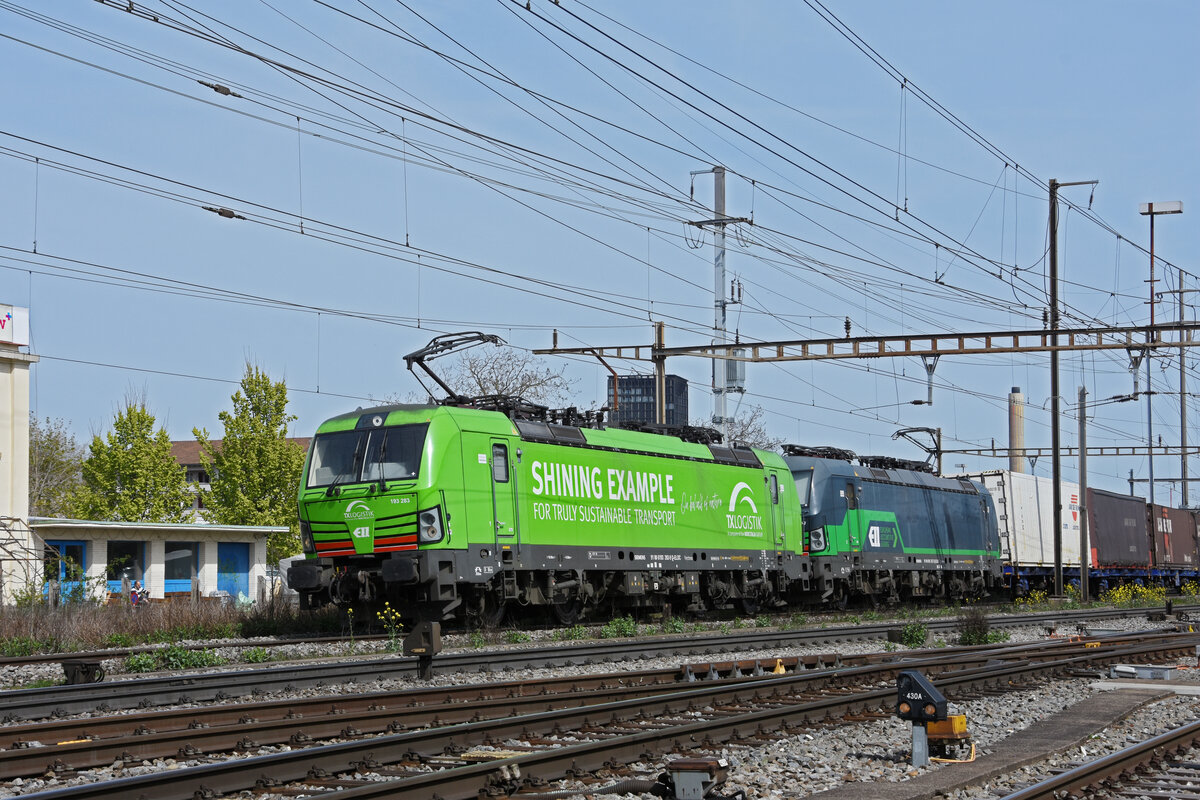 Doppeltraktion, mit den Siemens Vectron 193 283-9 und 193 257-3 durchfährt den Bahnhof Pratteln. Die Aufnahme stammt vom 12.04.2022.
