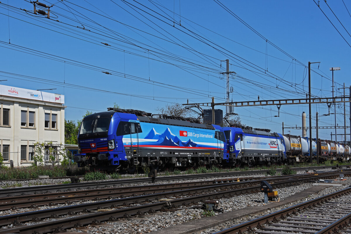 Doppeltraktion, mit den Siemens Vectron 193 533-7 und 193 490-0 durchfährt den Bahnhof Pratteln. Die Aufnahme stammt vom 27.04.2022.