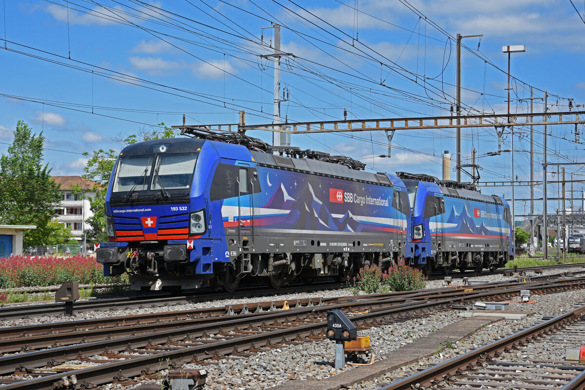 Doppeltraktion, mit den Siemens Vectron 193 527-9 und 193 532-9 durchfährt solo den Bahnhof Pratteln. Die Aufnahme stammt vom 27.05.2022.