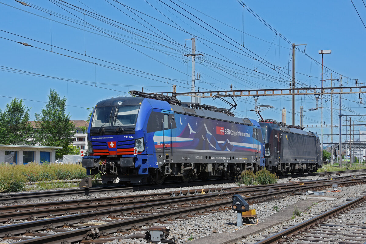 Doppeltraktion, mit den Siemens Vectron 193 661-6 und 193 532-9 durchfährt solo den Bahnhof Pratteln. Die Aufnahme stammt vom 13.06.2022.