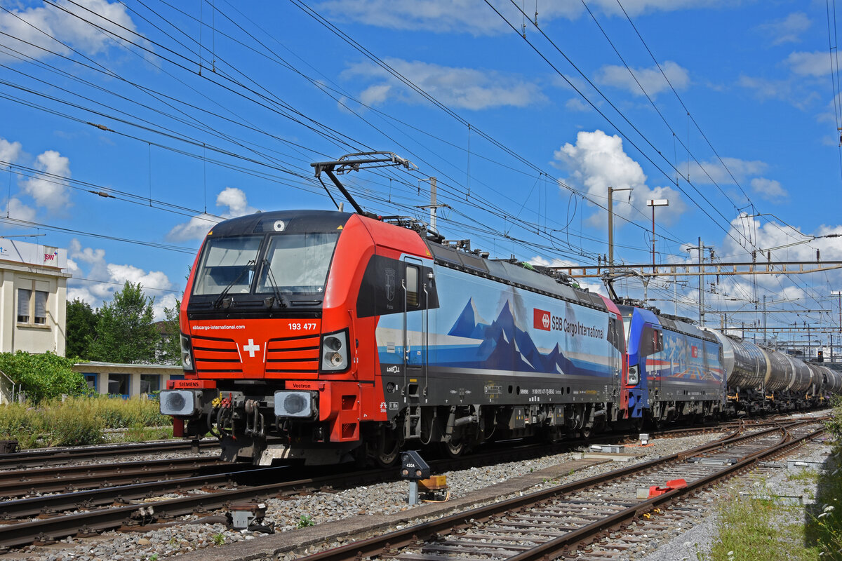 Doppeltraktion, mit den Siemens Vectron 193 477-7 und 193 525-3 durchfährt den Bahnhof Pratteln. Die Aufnahme stammt vom 01.07.2022.