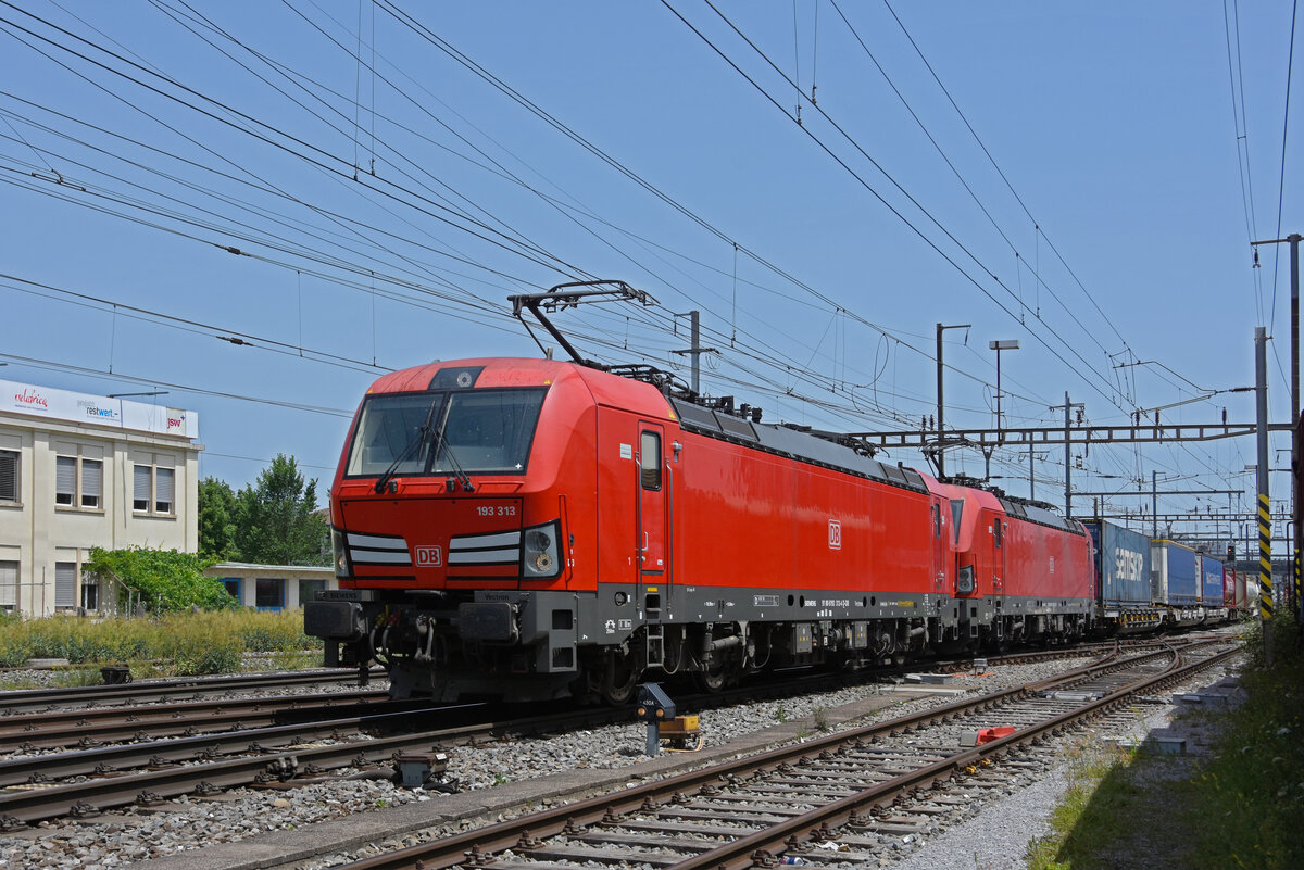 Doppeltraktion, mit den Siemens Vectron 193 313-4 und 193 325-8 der DB durchfährt den Bahnhof Pratteln. Die Aufnahme stammt vom 18.06.2022.