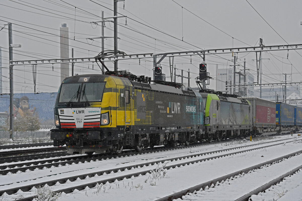 Doppeltraktion, mit den Siemens Vectron 193 717-6 und 475 415-6 durchfährt am 09.12.2022 den Bahnhof Pratteln.