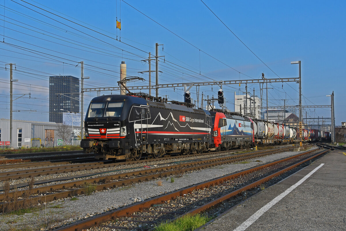 Doppeltraktion, mit den Siemens Vectron 193 665-7 und 193 470-2 durchfährt am 08.12.2022 den Bahnhof Pratteln.