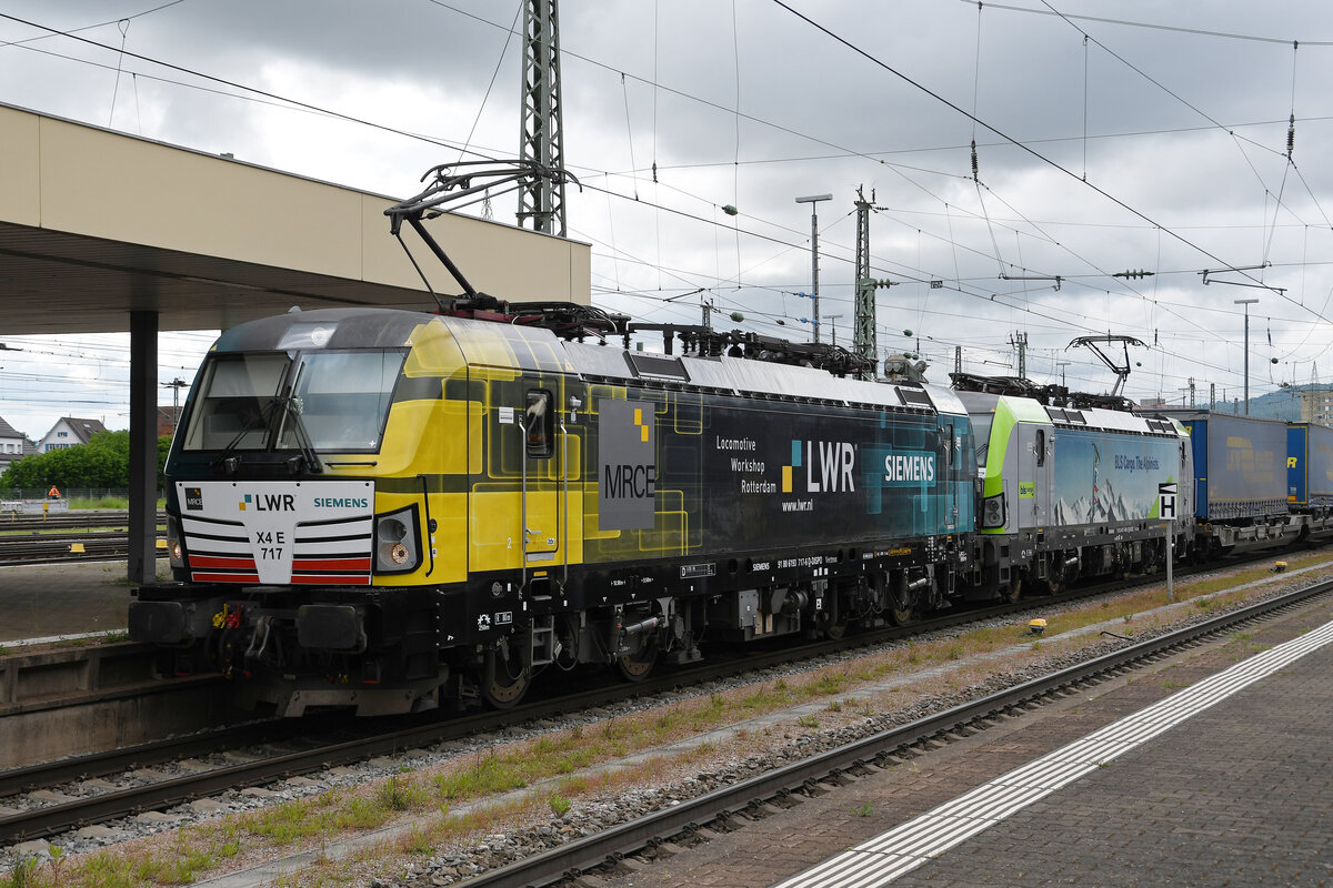 Doppeltraktion, mit den Siemens Vectron 193 717-6 und 475 409-9 durchfährt am 11.05.2023 den badischen Bahnhof.