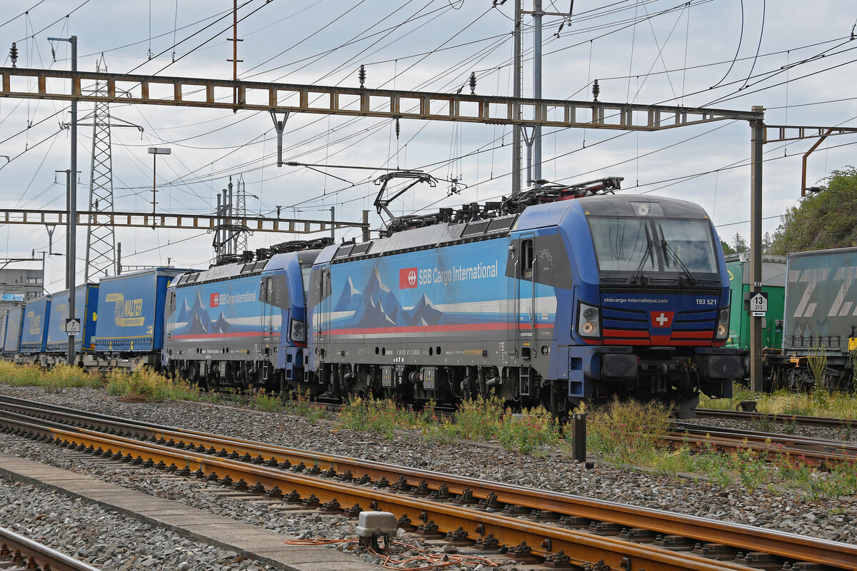 Doppeltraktion, mit den Siemens Vectron 193 521-2 und 193 535-2 durchfährt am 17.07.2023 den Bahnhof Pratteln.
