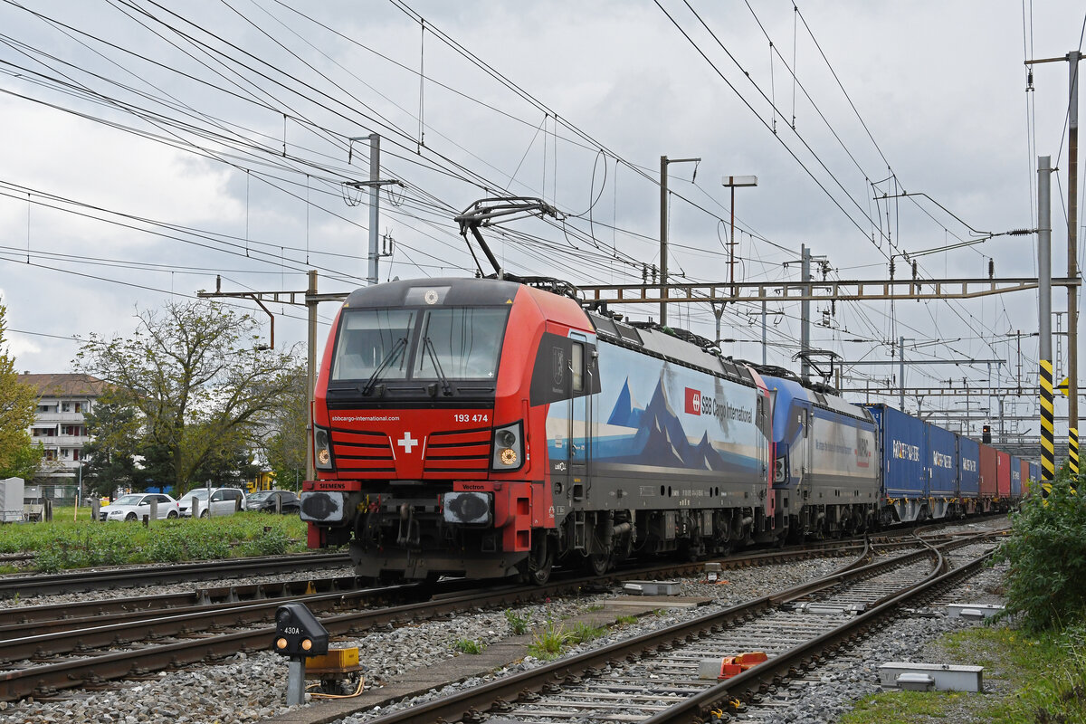 Doppeltraktion, mit den Siemens Vectron 193 474-4 und 193 490-0 durchfährt am 18.04.2024 den Bahnhof Pratteln.