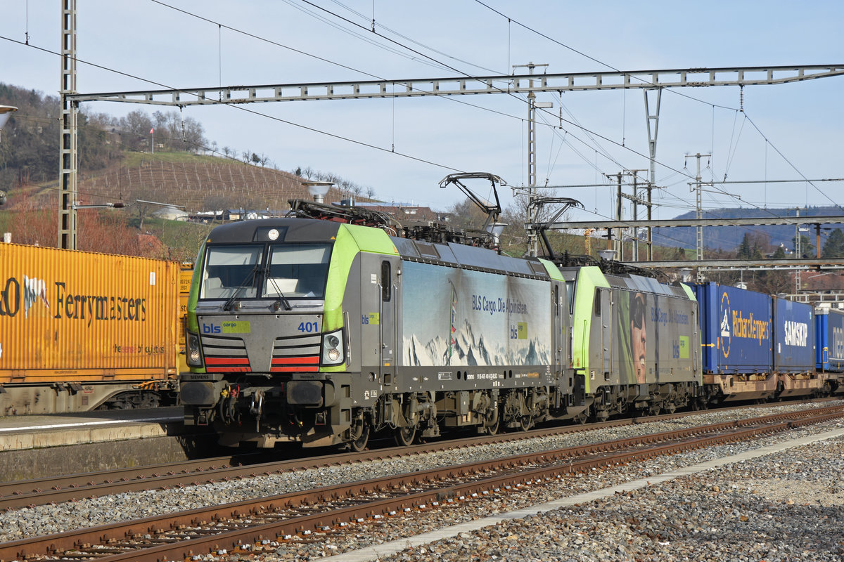 Doppeltraktion, mit der Siemens Vectron 475 401-6 und der Re 486 502-8, durchfährt den Bahnhof Gelterkinden. Die Aufnahme stammt vom 16.01.2019.