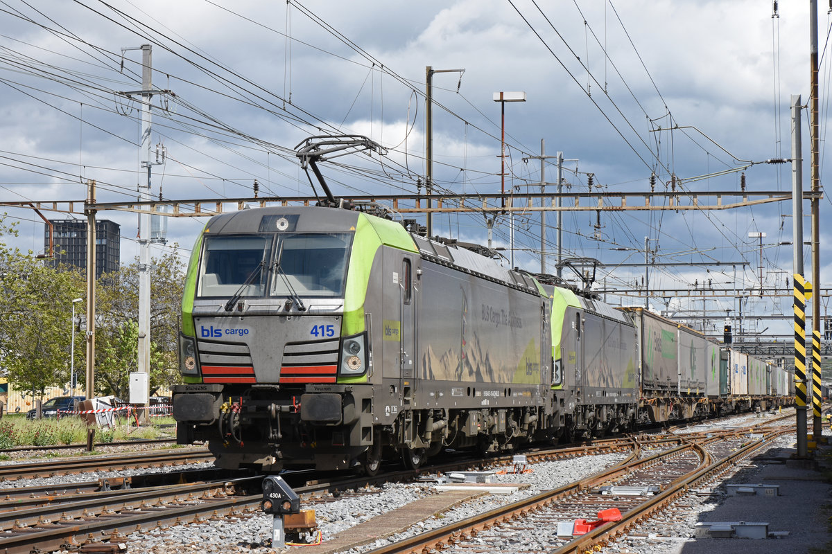 Doppeltraktion, mit den Siemens Vectron 475 415-6 und 475 410-7 der BLS durchfährt den Bahnhof Pratteln. Die Aufnahme stammt vom 09.05.2019.