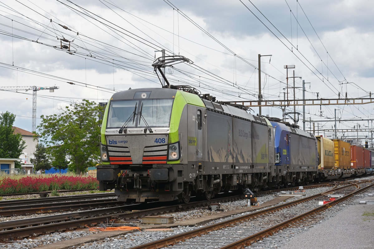 Doppeltraktion, mit den Siemens Vectron 475 408-1 und 193 494-2 durchfährt den Bahnhof Pratteln. Die Aufnahme stammt vom 27.05.2019.