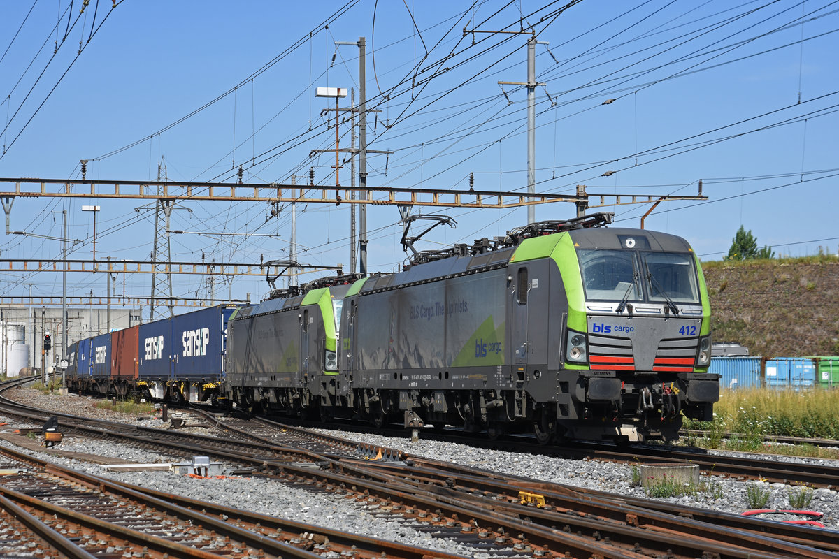 Doppeltraktion, mit den Siemens Vectron 475 412-3 und 475 415-6 der BLS, durchfährt den Bahnhof Pratteln. Die Aufnahme stammt vom 01.07.2019.