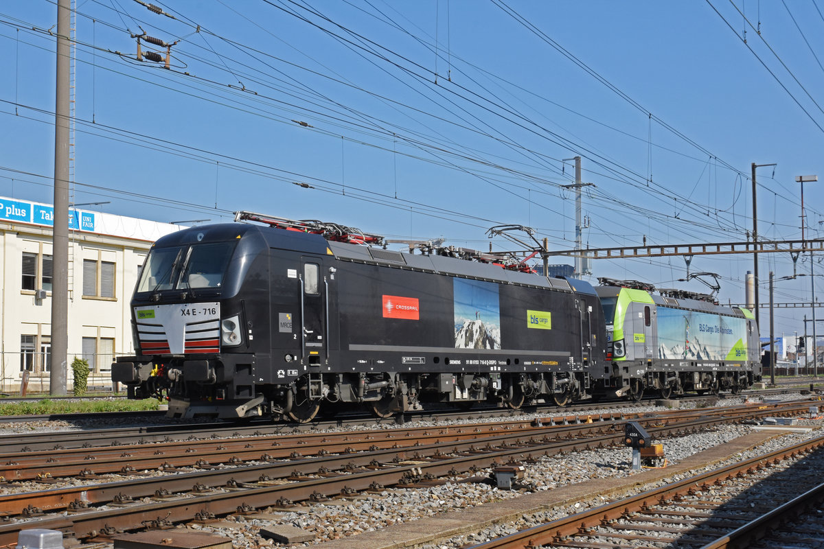 Doppeltraktion, mit den Siemens Vectron 475 009-9 und der von der BLS eingemieteten 193 716-8 durchfährt den Bahnhof Pratteln. Die Aufnahme stammt vom 19.03.2020.