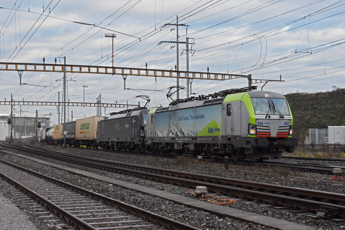 Doppeltraktion, mit den Siemens Vectron 475 407-3 und 193 711-9 durchfährt den Bahnhof Pratteln. Die Aufnahme stammt vom 16.12.2020.